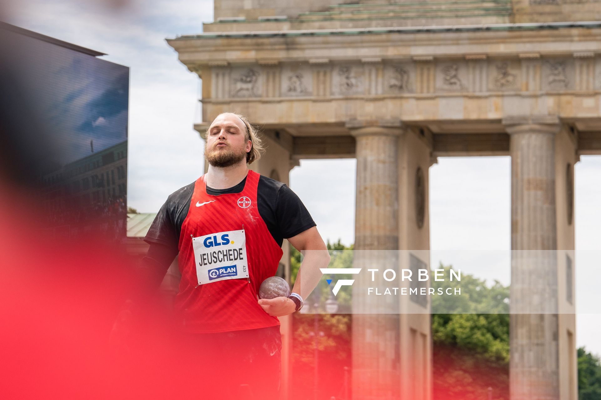 Jan Josef Jeuschede (TSV Bayer 04 Leverkusen) beim Kugelstossen waehrend der deutschen Leichtathletik-Meisterschaften auf dem Pariser Platz am 24.06.2022 in Berlin